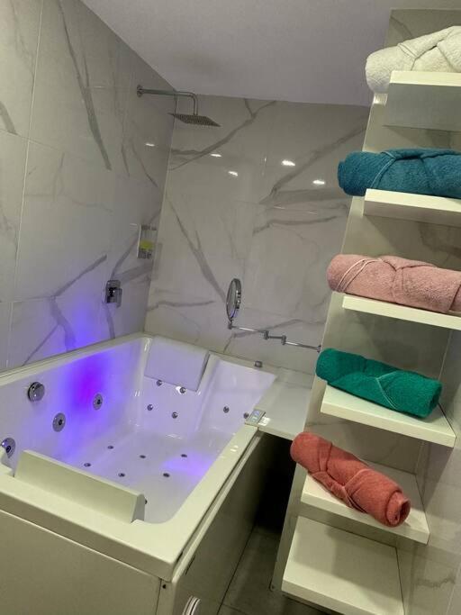 Poblado,jacuzzi,wifi,vista Exclusiva Apartamento Medellín