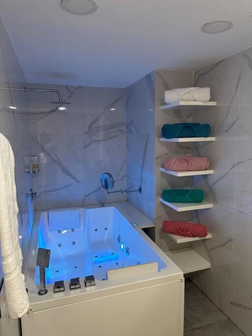 Poblado,jacuzzi,wifi,vista Exclusiva Apartamento