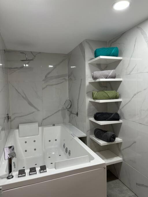 Poblado,jacuzzi,wifi,vista Exclusiva Apartamento Medellín